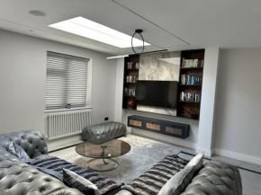 A super luxury large apartment, Barnet
